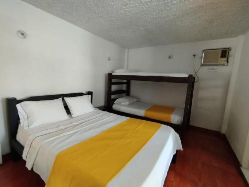 比亚维森西奥Torre del Sol的一间卧室配有两张床和一张双层床。