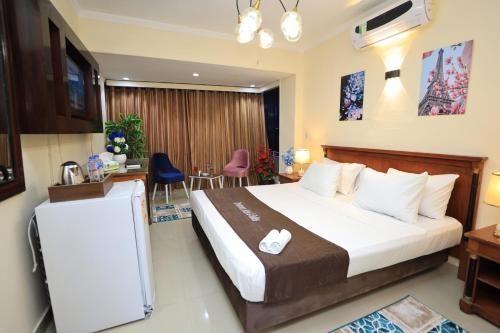 开罗Cairo City Center Dreamers Hotel & Suites的酒店客房设有一张大床和一张书桌。