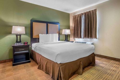 列克星敦美国长住酒店 - 列克星敦 - 泰茨克里克的一张大床,位于带两盏灯的房间