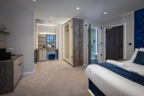 布莱克浦The Charleston的一间卧室设有一张床和一间浴室。