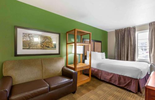 凤凰城美国长住酒店 - 凤凰城中心的酒店客房,配有床和沙发
