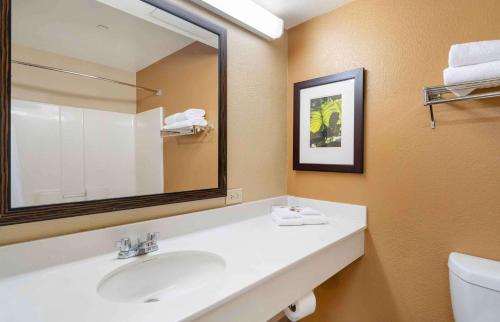 费尔菲尔德美国长住酒店 - 费尔菲尔德 - 纳帕谷的一间带水槽和镜子的浴室