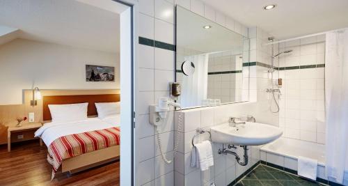 杜塞尔多夫Hotel Imperial Düsseldorf - Sure Collection by Best Western的一间带水槽、一张床和淋浴的浴室
