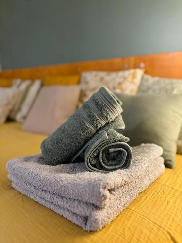 鲁昂Le Marguerite & Le Mélange Savant的床上的一大堆毛巾