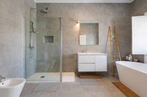 卡帕里卡海岸Real Guest House的带淋浴、盥洗盆和卫生间的浴室