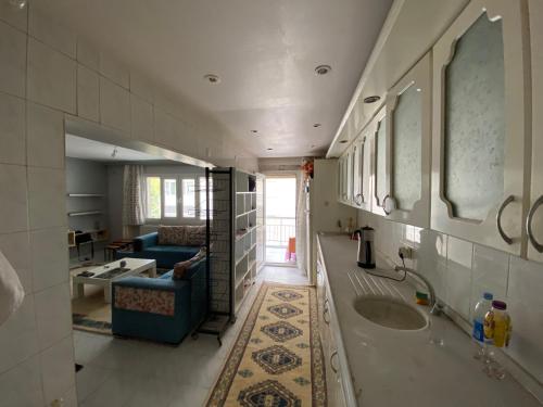 KarataşKuzey’s home的一间带水槽的浴室和一间客厅