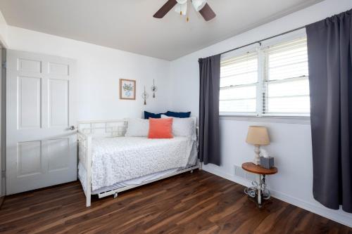 峡谷城The Country Escape的卧室配有白色的床和窗户。