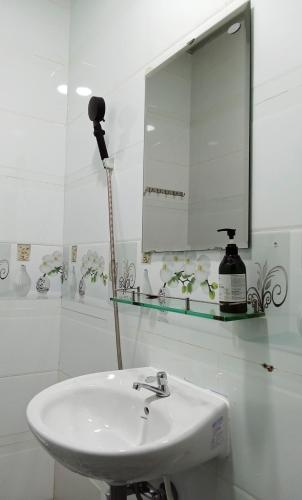 胡志明市Sea123的白色的浴室设有水槽和镜子