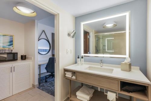 迈尔斯堡Crowne Plaza Ft Myers Gulf Coast, an IHG Hotel的一间带水槽和镜子的浴室