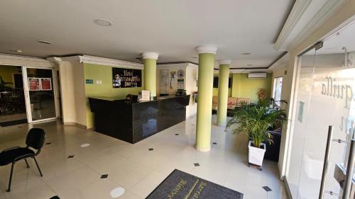 巴兰基亚Hotel Barranquilla Inn的餐厅大厅,设有圆柱和柜台