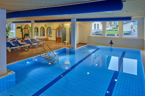 巴德施瓦茨塞施瓦茨塞湖旅馆的大楼内一个蓝色瓷砖的大型游泳池
