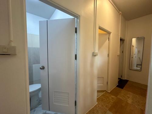 皮皮岛Sweed Dee Seaview Hostel的一间带卫生间和玻璃门的浴室