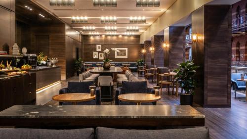 墨尔本墨尔本里奥多洲际酒店的一间带桌椅的餐厅和一间酒吧