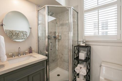 旧金山Pacific Heights Grand Elegant Studio的带淋浴、盥洗盆和镜子的浴室