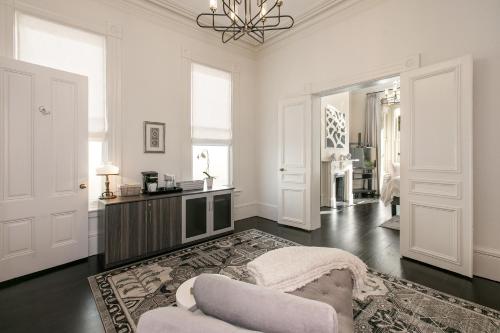 旧金山Pacific Heights Grand Elegant Studio的白色的客厅配有沙发和吊灯