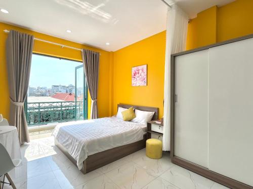 胡志明市Luxury Condotel Sai Gon 3的一间卧室设有一张床和一个大窗户