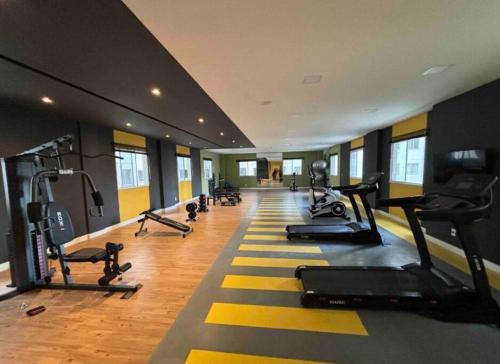 圣保罗Apto novinho na Barra Funda próximo Allianz I的一间健身房,里面配有数台跑步机和机器
