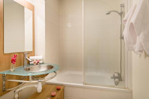 拉格朗日文艺复兴花园公寓的一间浴室