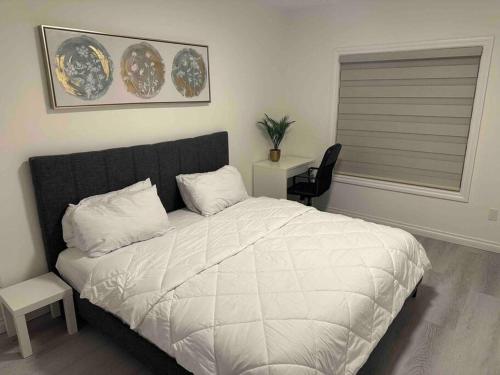 卡尔加里Sun Light Kissed Cozy Suite - Modern Boho Paradise的卧室配有床、椅子和窗户。