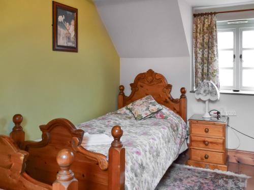 TetneyButtermilk Cottage - Uk46270的一间卧室配有木床和梳妆台
