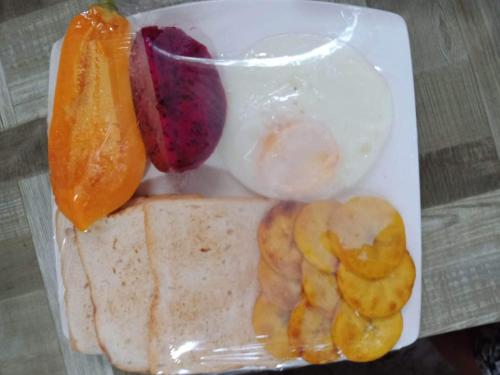 BatuanROCA'S HOMESTAY Backpackers Chalet Bohol的装满不同种类食物的塑料容器