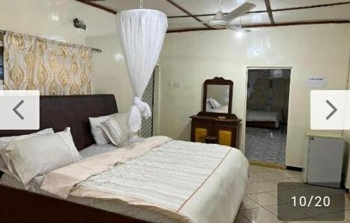 BakauLimbas Luxury Appartements的一间卧室配有一张大床和镜子