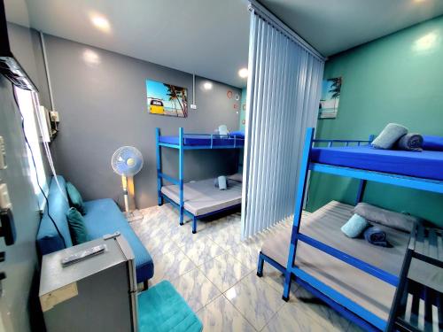 圣胡安Hidden Palms Inn and Resort的客房设有两张双层床和一张沙发。