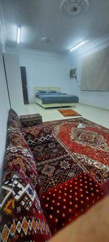 麦地那العنبرية2的一间地板上带地毯的沙发客房