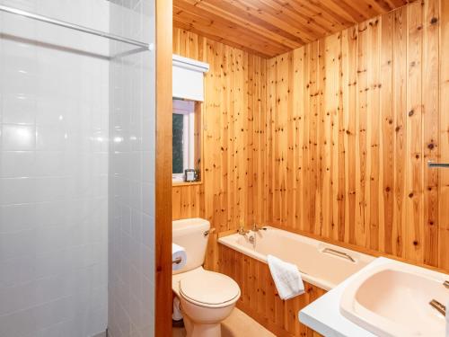 阿利士Smiddy Cottage的浴室配有卫生间、浴缸和水槽。