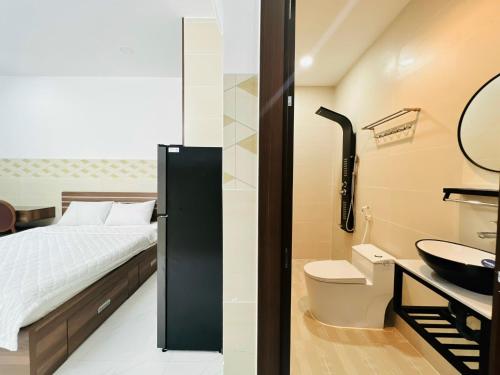 胡志明市DREAM HOUSE的一间带床、水槽和卫生间的浴室