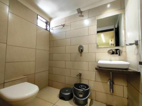 艾哈迈达巴德Hotel Kinara的一间带卫生间、水槽和镜子的浴室