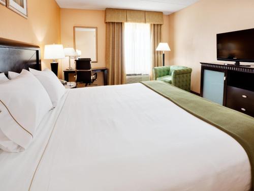 东温莎温莎东贝蒙特套房旅馆的酒店客房设有一张大床和一台电视。