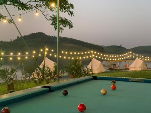 Trai ÐỏĐảo Chè Thanh Chương - Điếu Cày Travel的院子里的台球桌,配有灯光和帐篷