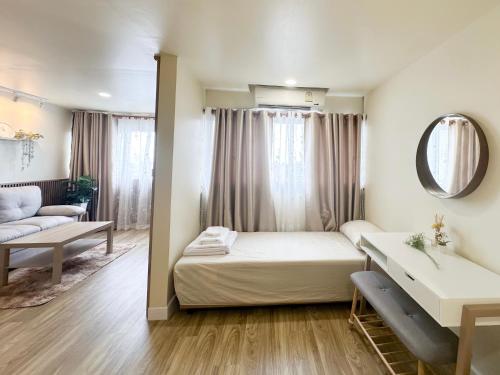 北革Happiness Sleep C1的小房间设有床和沙发