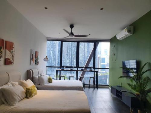 吉隆坡Scarletz Suites KLCC Deluxe Studio Room Single Double Bed的一间卧室设有两张床和大窗户