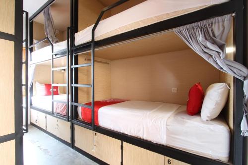 日惹OYO 93607 Penak Malioboro Bunk Bed的客房内的两张双层床