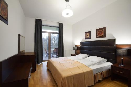 科沃布热格迪优内度假公寓的一间卧室设有一张大床和一个窗户。