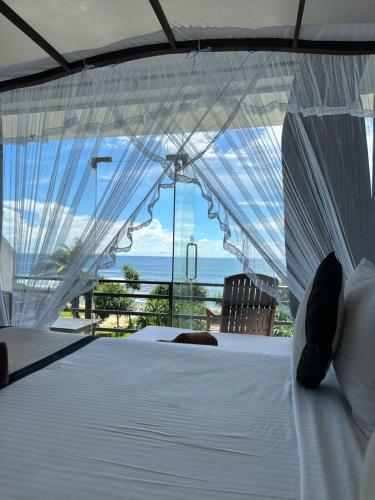 米瑞莎米瑞莎盖特酒店的一间卧室设有一张床,享有海景