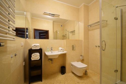 科沃布热格迪优内度假公寓的一间带水槽、卫生间和淋浴的浴室