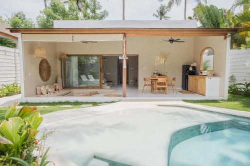 吉利特拉旺安Gili Boho Villas - Aesthetic Private Pool Villas的庭院中带游泳池的房子