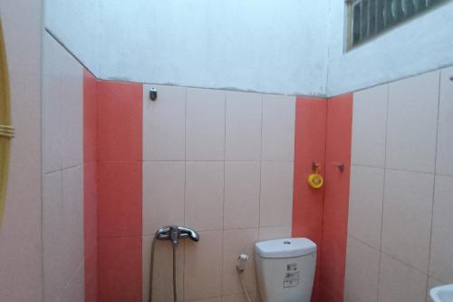 马格朗OYO 93660 New Family Hotel Syariah的浴室设有红色和白色瓷砖的卫生间。