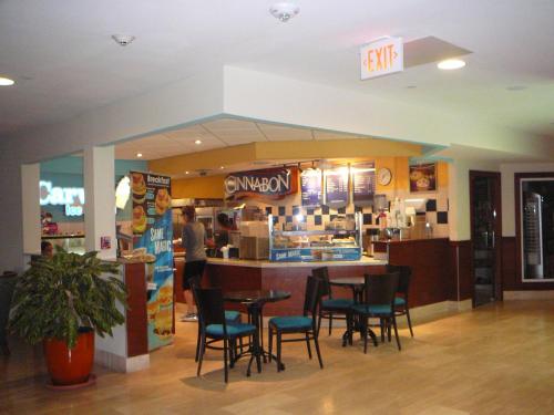 棕榈滩拉卡班纳旅游BRC一室公寓套房酒店的快餐店,带椅子和柜台
