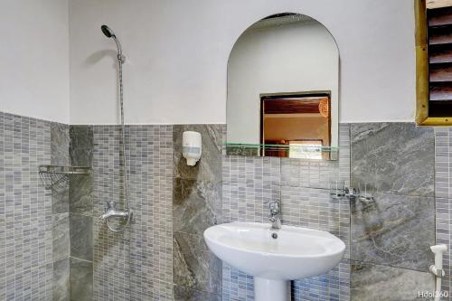 贝岛Fleurs d'Ylang的一间带水槽和镜子的浴室