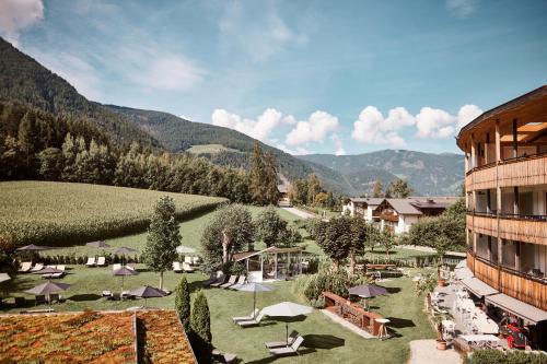 布鲁尼科佩特鲁斯酒店的享有以山脉为背景的度假胜地的景致。
