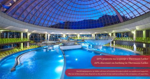 拉什科Hotel Špica Laško的一艘带玻璃圆顶的游轮上的大型游泳池