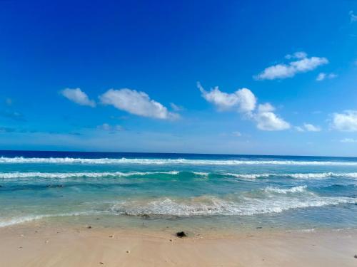 马朱罗Majuro see breeze suites的一片拥有大海和蓝天的海滩