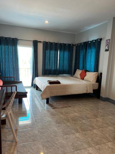 高兰Nare Guest House的一间卧室配有大床和蓝色窗帘
