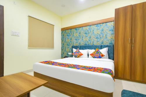 印多尔FabHotel Grand Giriraj的一间卧室,卧室内配有一张大床