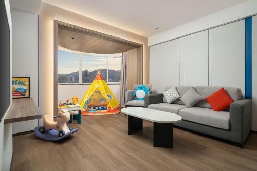 厦门厦门庐山智选假日酒店(磐基商圈）的带沙发和儿童玩具的客厅