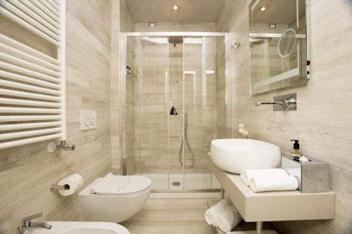 佩斯卡拉司柏德住宿加早餐旅馆的浴室配有卫生间、盥洗盆和淋浴。